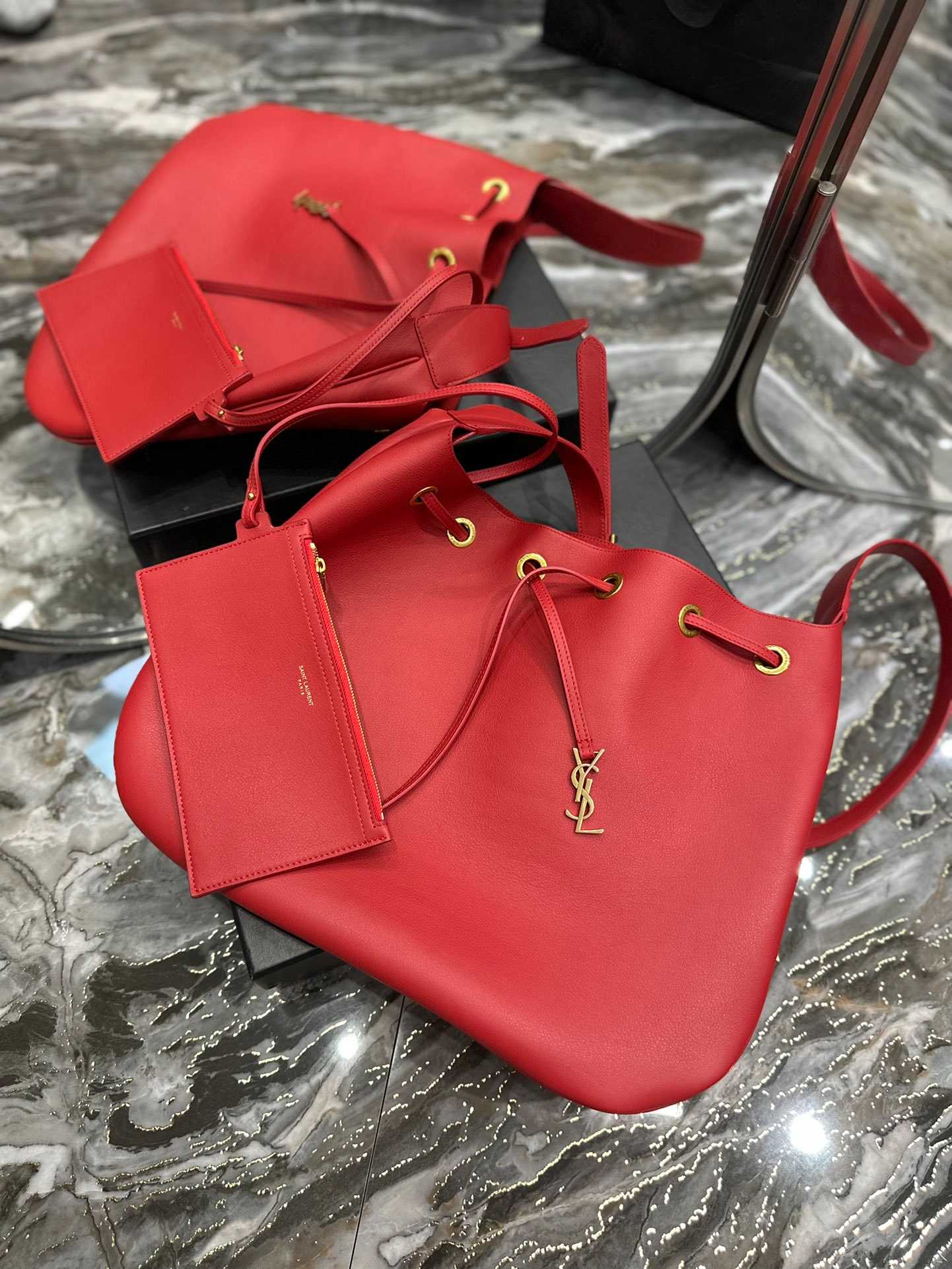 Saint Laurent Paris Vii Large Flat Hobo Bag In Smooth Leather Bag Red 44cm/ 17.3 in