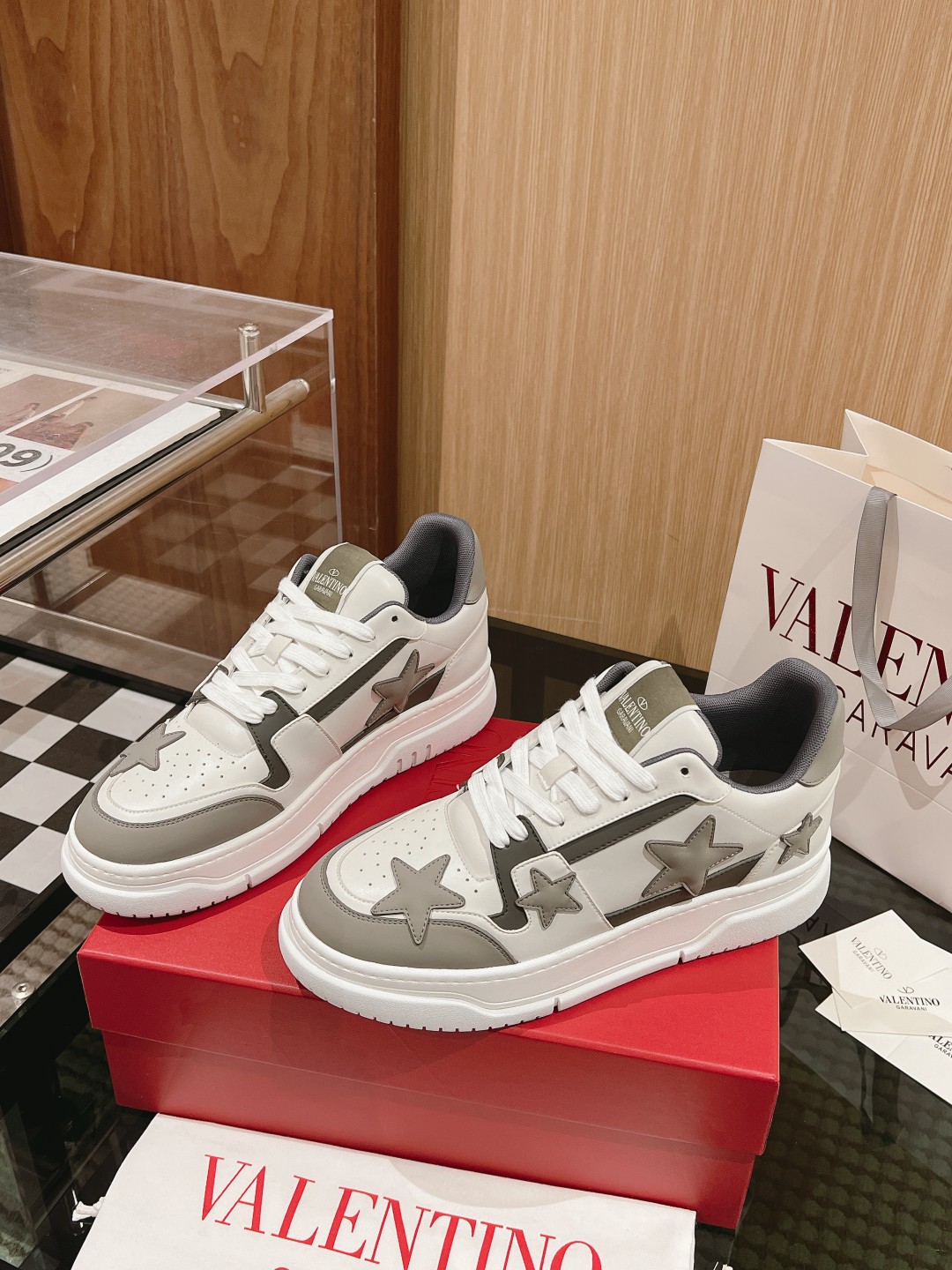 Valentino’s new 2023 early autumn star Sneaker