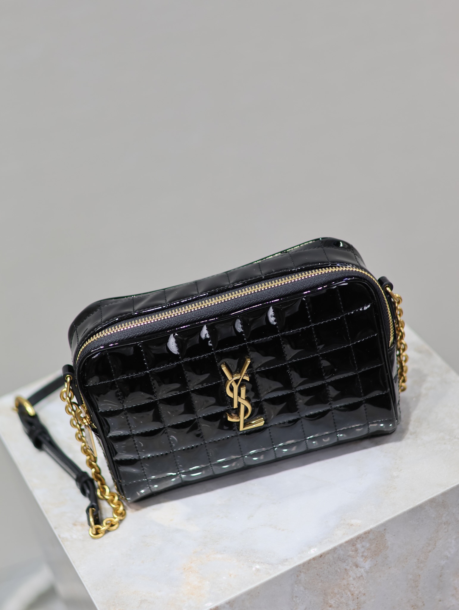 LE CASSANDRE MATELASSÉ CARRÉ Lambskin Camera Bag