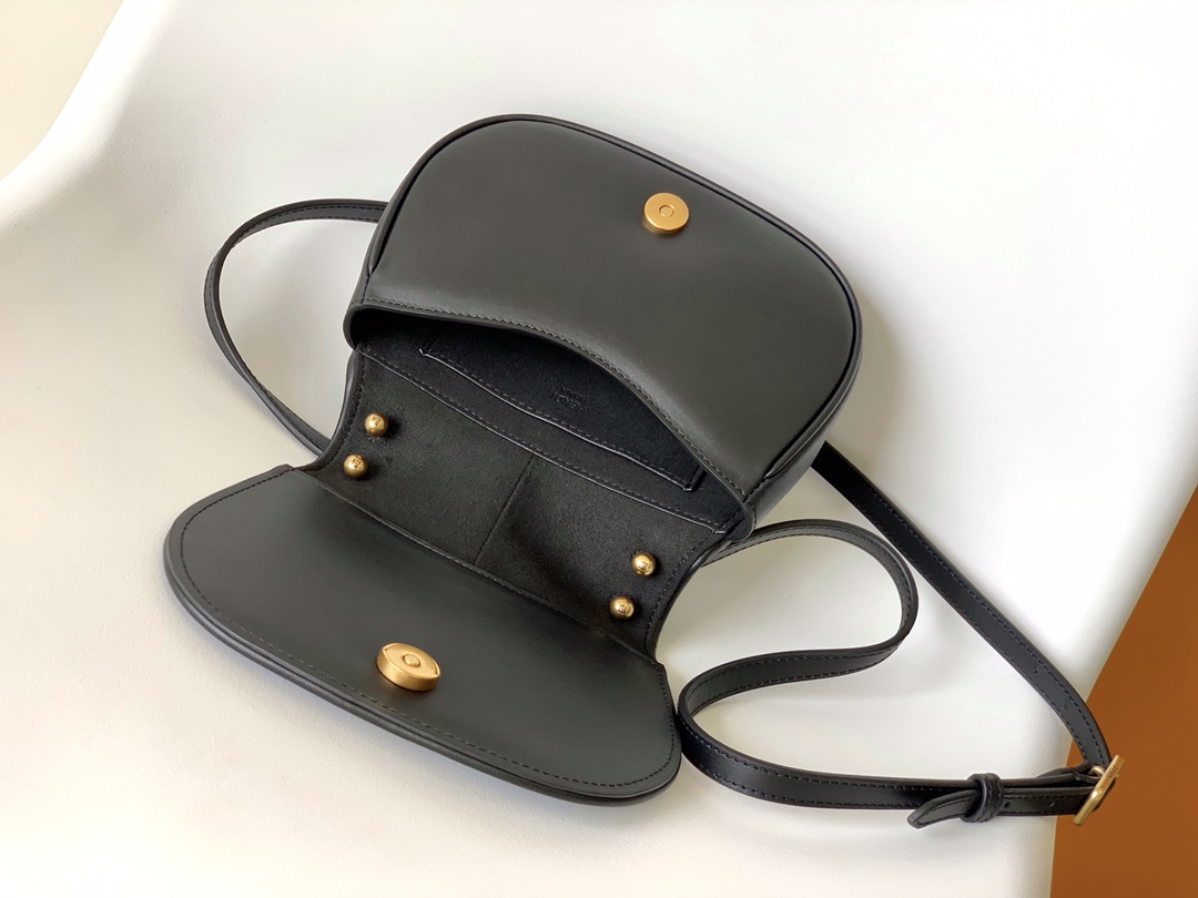 Fendi C’mon Medium Shoulder Bag Black 21cm/ 8.3in