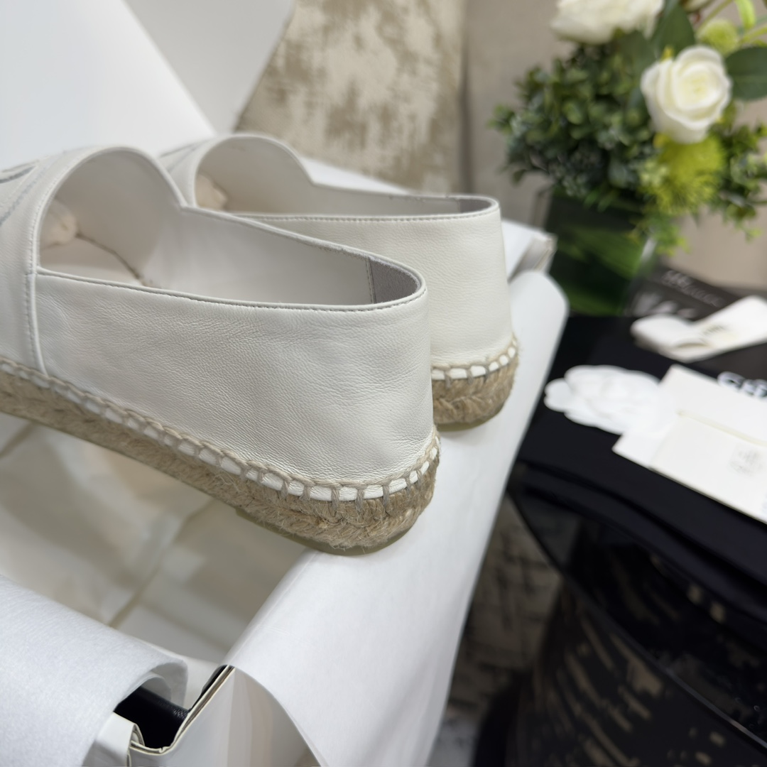 CHANEL Lazy fisherman shoes-white