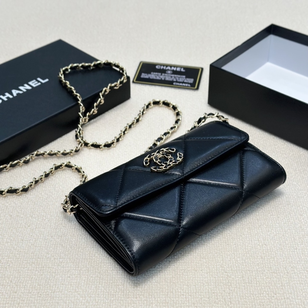 Chanel Flap Bag Black 19Cm