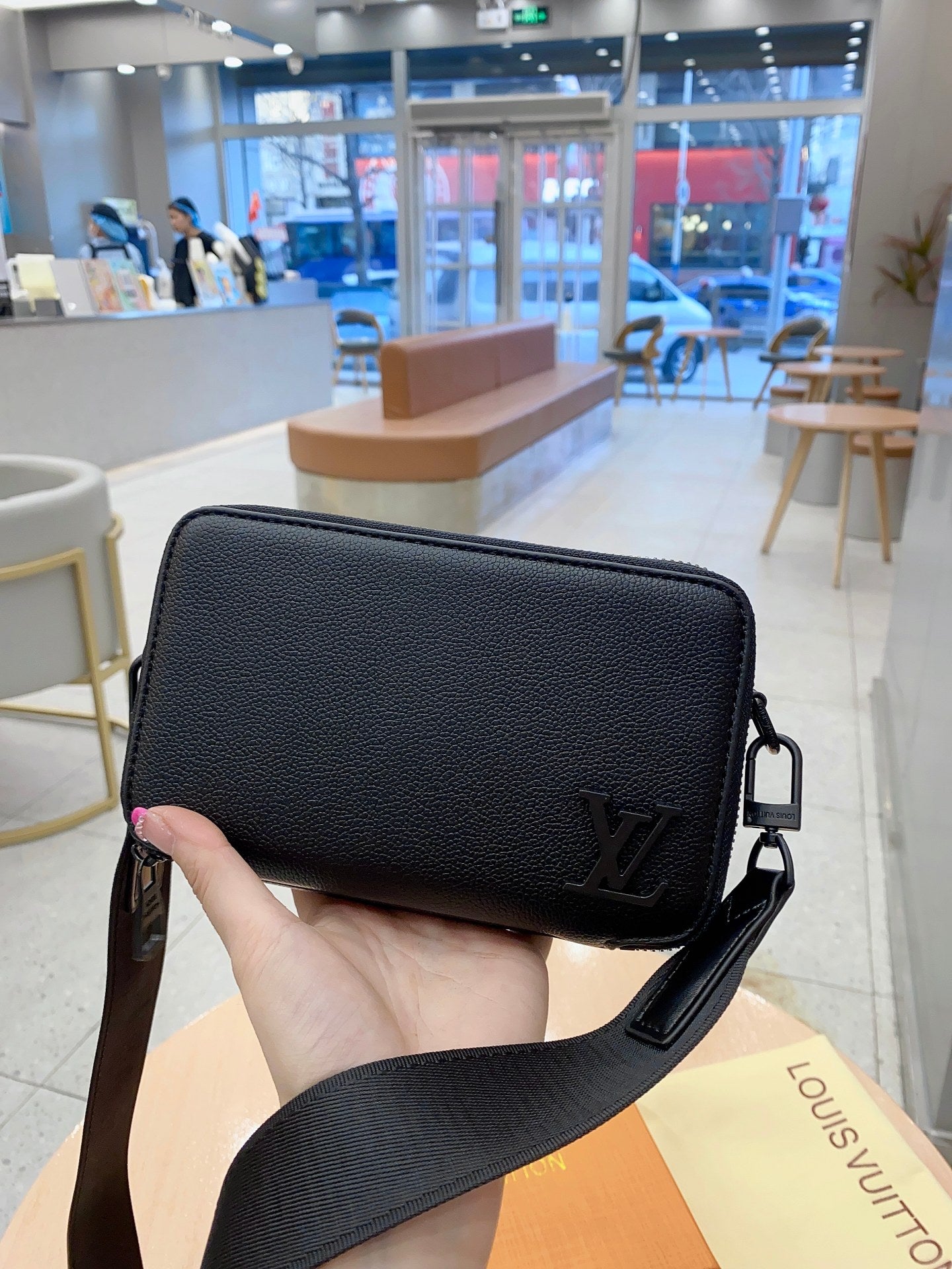 Louis Vuitton Alpha Wearable Wallet Black 18.5Cm M59161