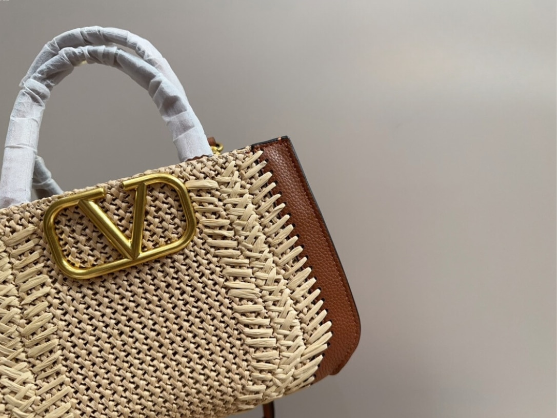 Valentino Garavani VLogo Signature Handbag With Raffia Embroidery 22Cm
