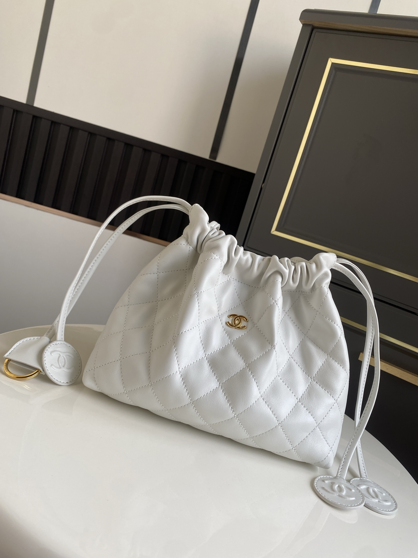 24BQuilted Lambskin Drawstring Hobo Bag（ White）