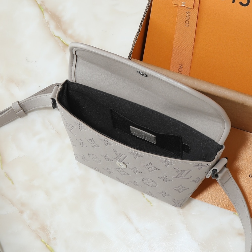 Louis Vuitton Pulse Wearable Wallet Sand 22cm M14794