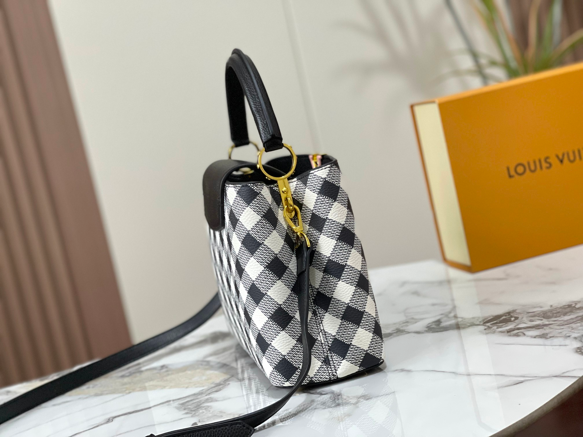 Louis Vuitton Capucines Black 32Cm M20716