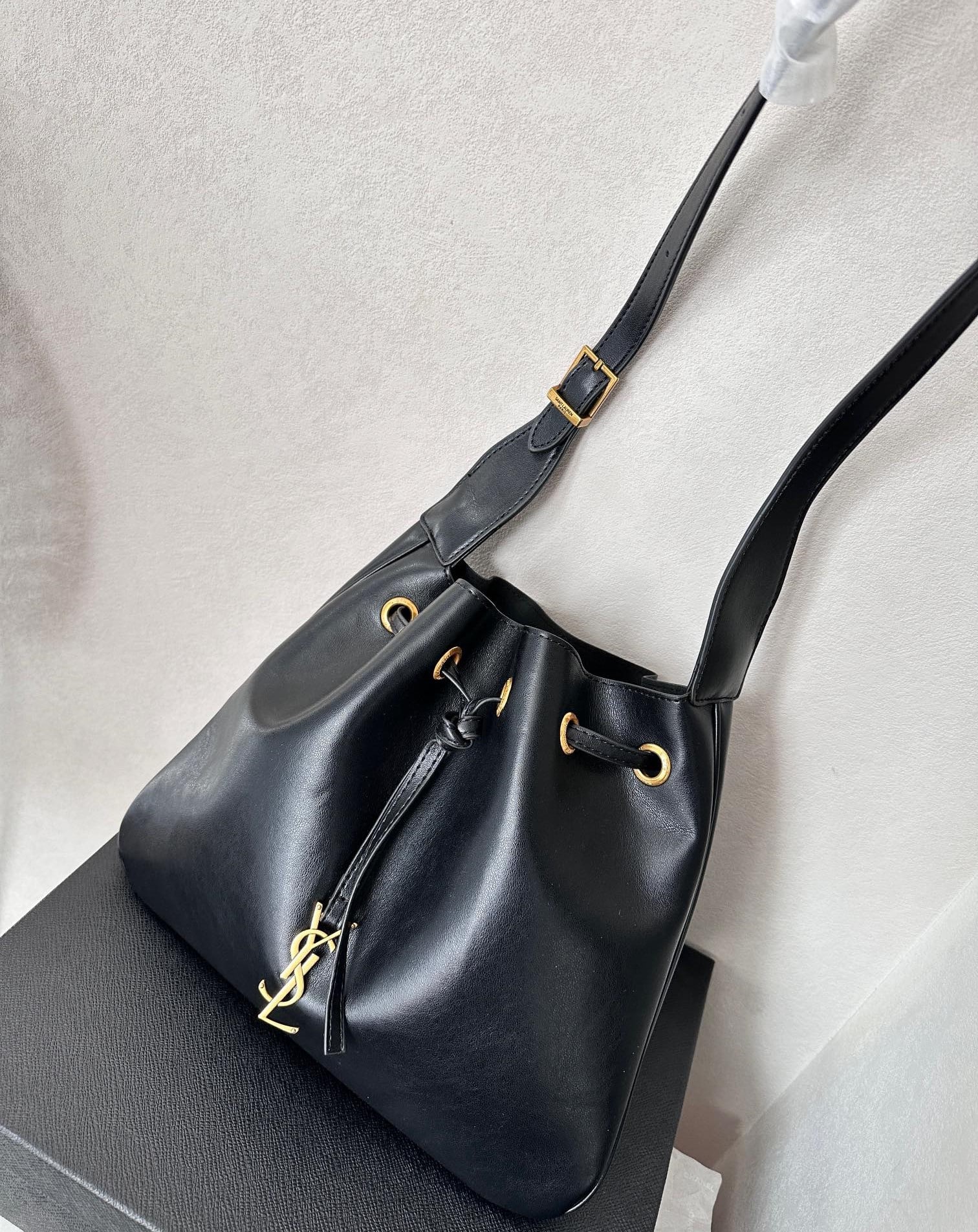 Saint Laurent Paris Vii Medium Flat Hobo Bag In Smooth Leather Black 28Cm