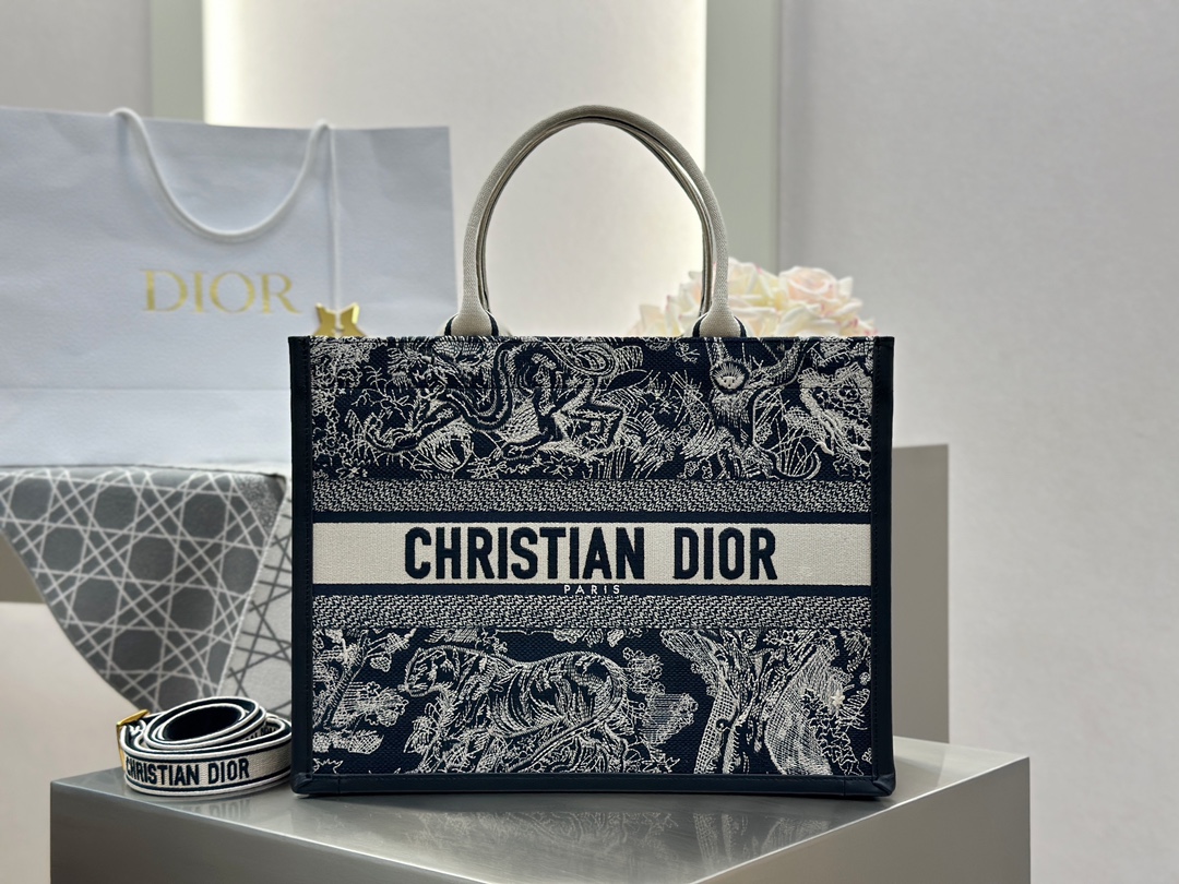 𝗗𝗶𝗼𝗿 𝗕𝗼𝗼𝗸 𝗧𝗼𝘁𝗲 New leather tote bag