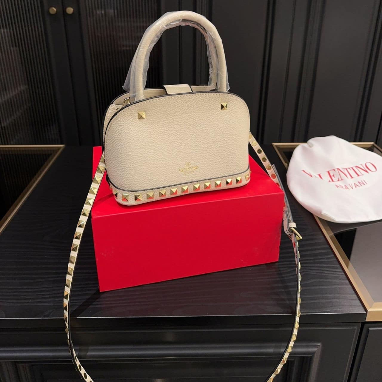 Valentino Garavani Rockstud Handbag In Grainy White 21Cm