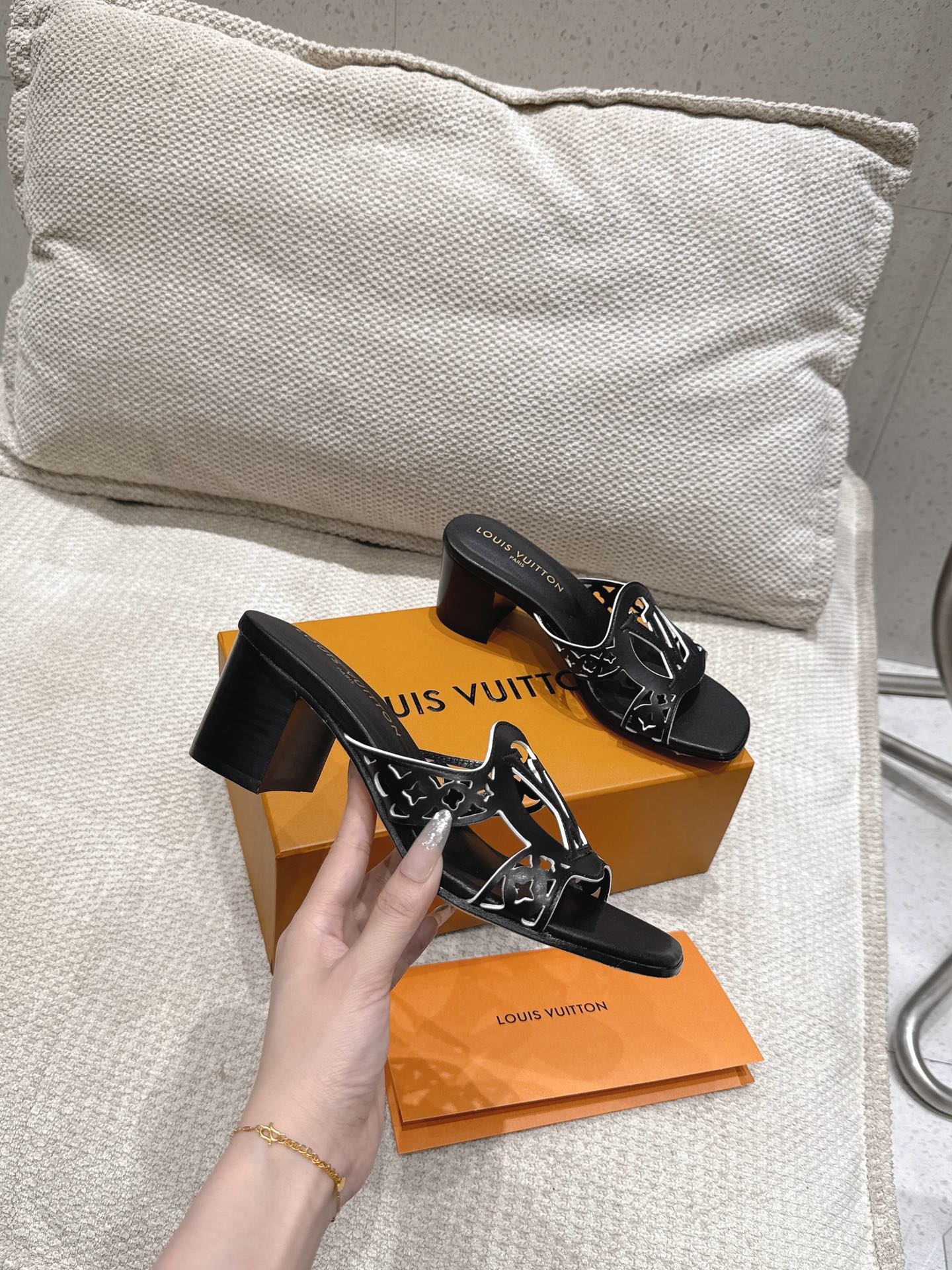 Louis Vuitton LV Isola Flat Mule Black 1AGYQN Women – 5.5cm Heel / 2.17in