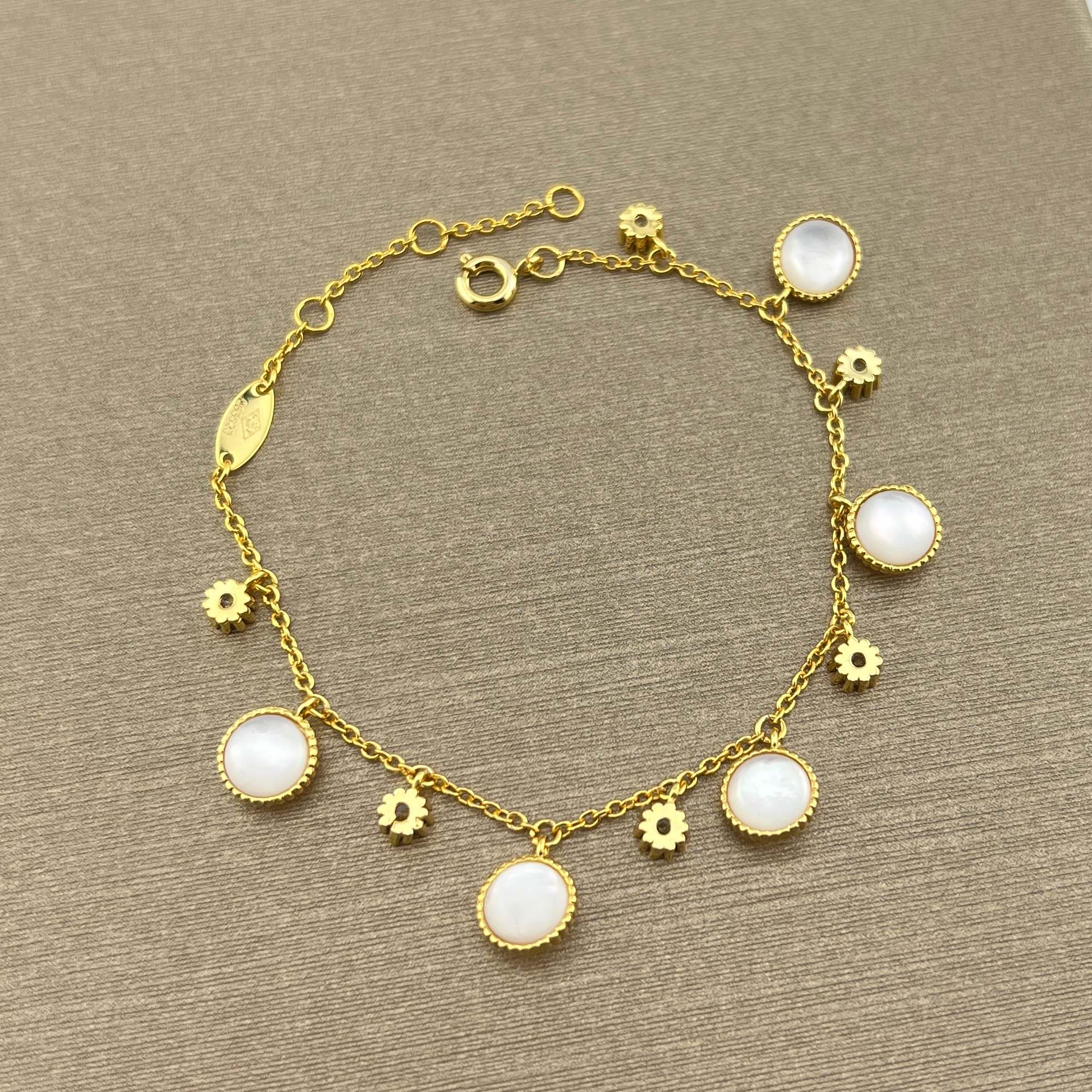 Yellow/rose gold double-sided lucky eight-pointed star compass set with diamonds and white mother-of-pearl bracelet