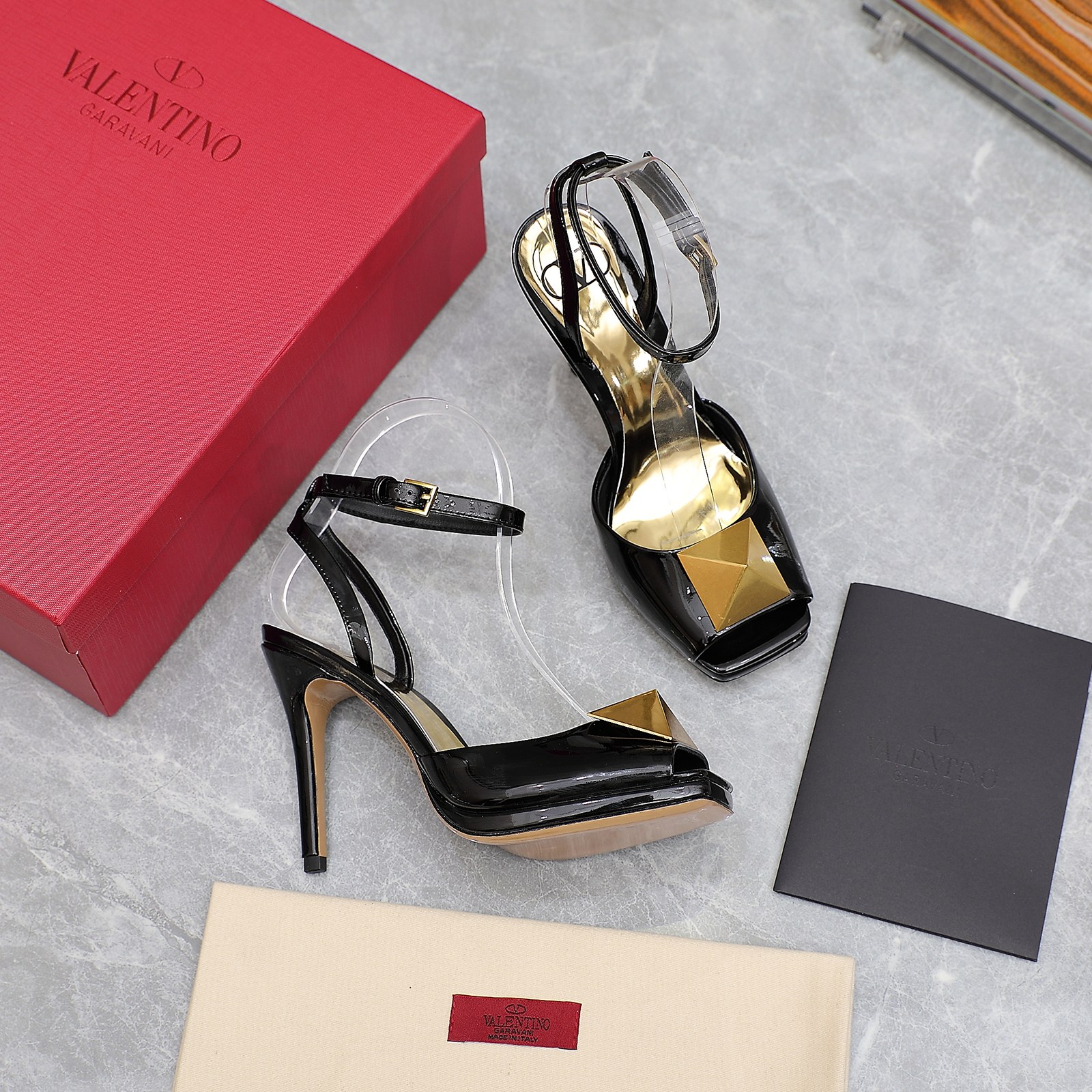 Valentino Garavani Roman Gold Stud Block Pump Black