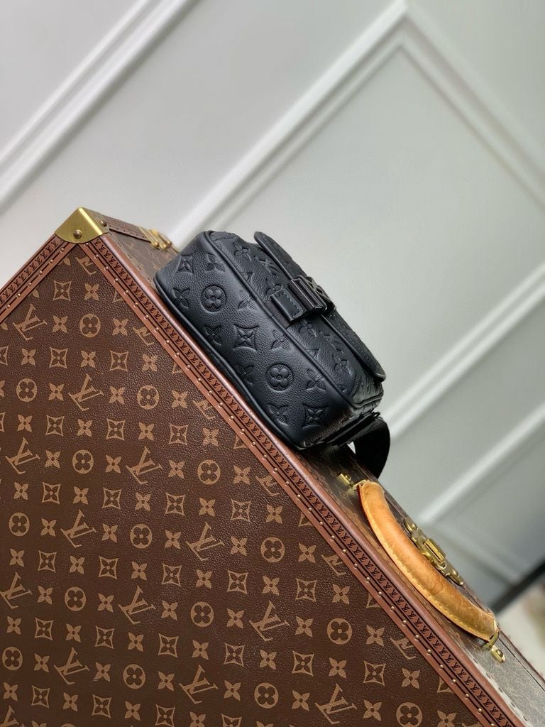 Louis Vuiiton Getaway Messenger Monogram Shadow Bag Black 20Cm