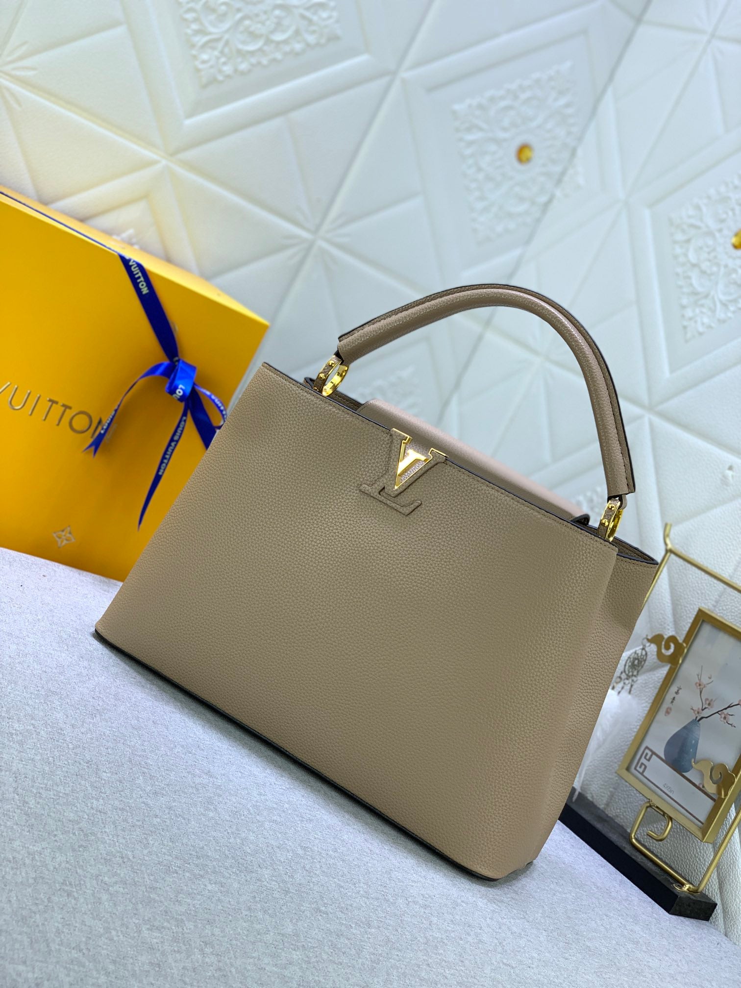 Louis Vuitton Capucines Mm Grey