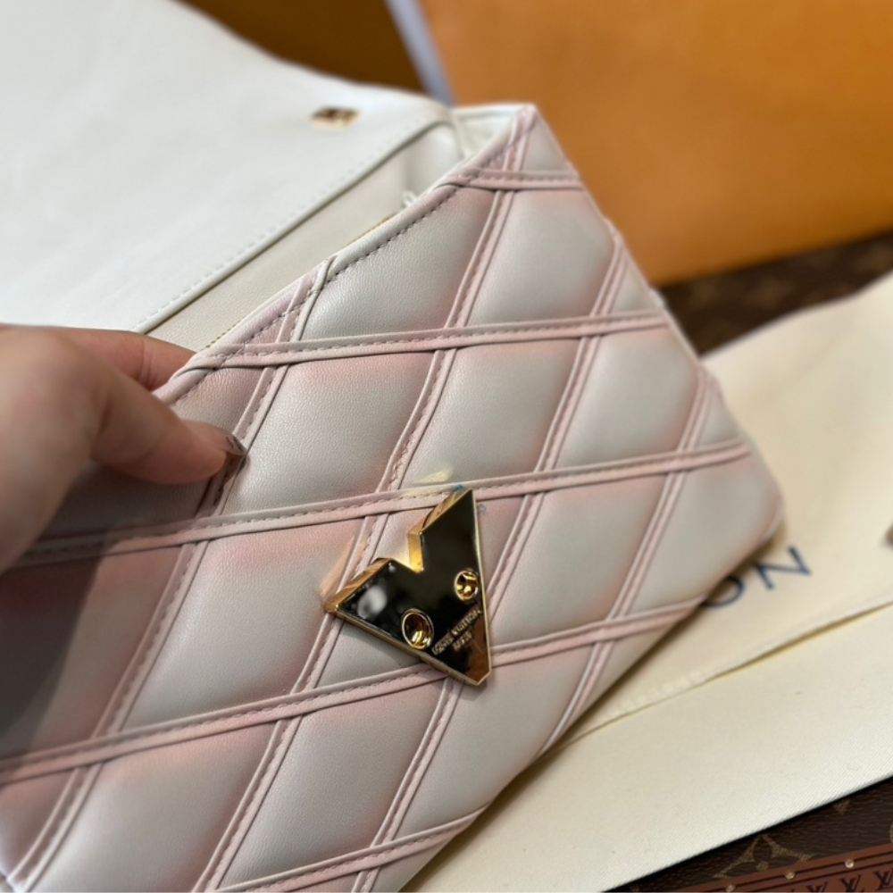 Louis Vuitton Go 14 Mm Bag Argile 22Cm M14282