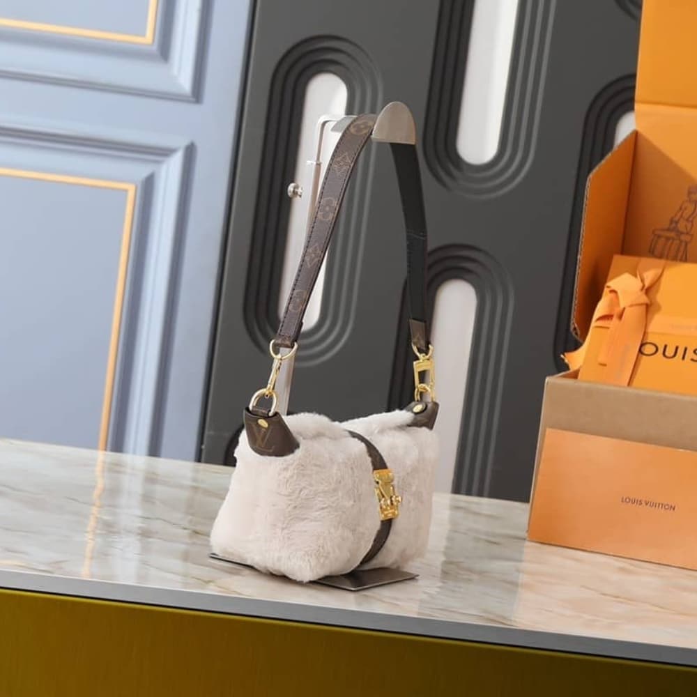 Louis Vuitton Pochette Mia Creme 22Cm M26245