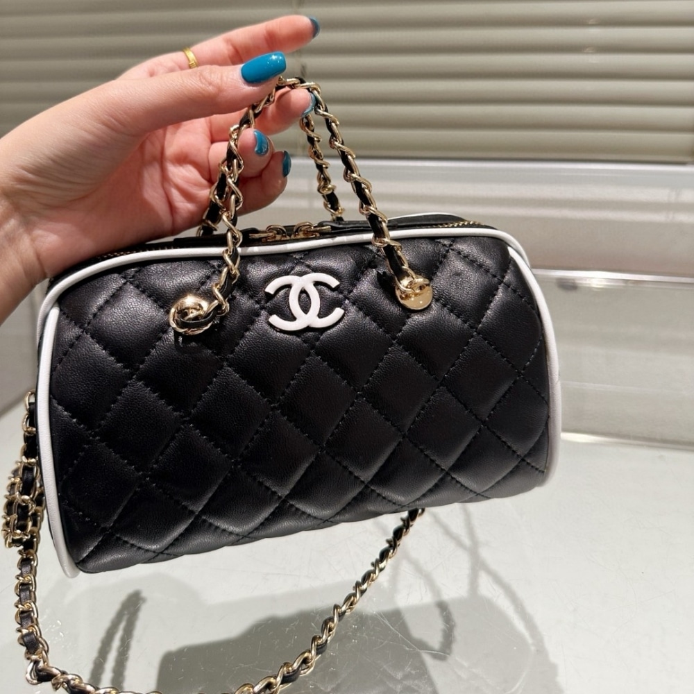 Chanel Clutch With Chain Black And White 18Cm/7in