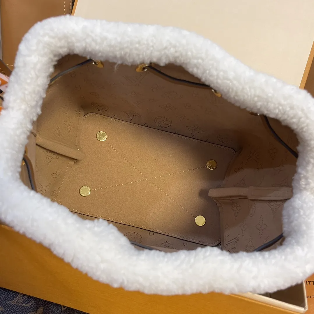Louis Vuitton Shearling Bucket Bag 22cm/8.7in M11839