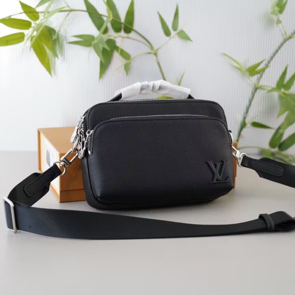Louis Vuitton Avenue Messenger Bag Black 23Cm M11657