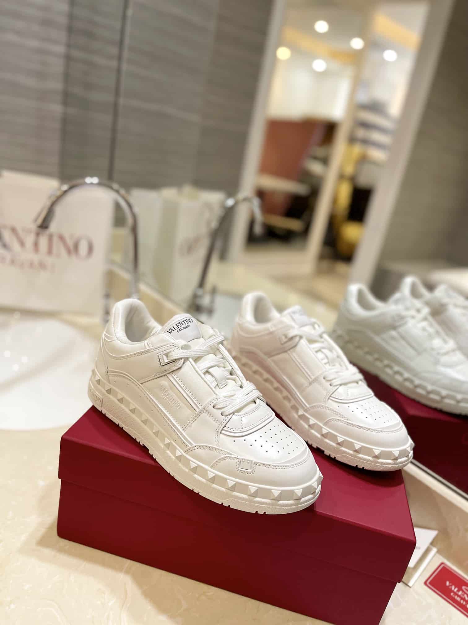 Valentino Garavani Freedots Low Top Sneaker In Leather White 4Y2S0H43Rdg 0Bo