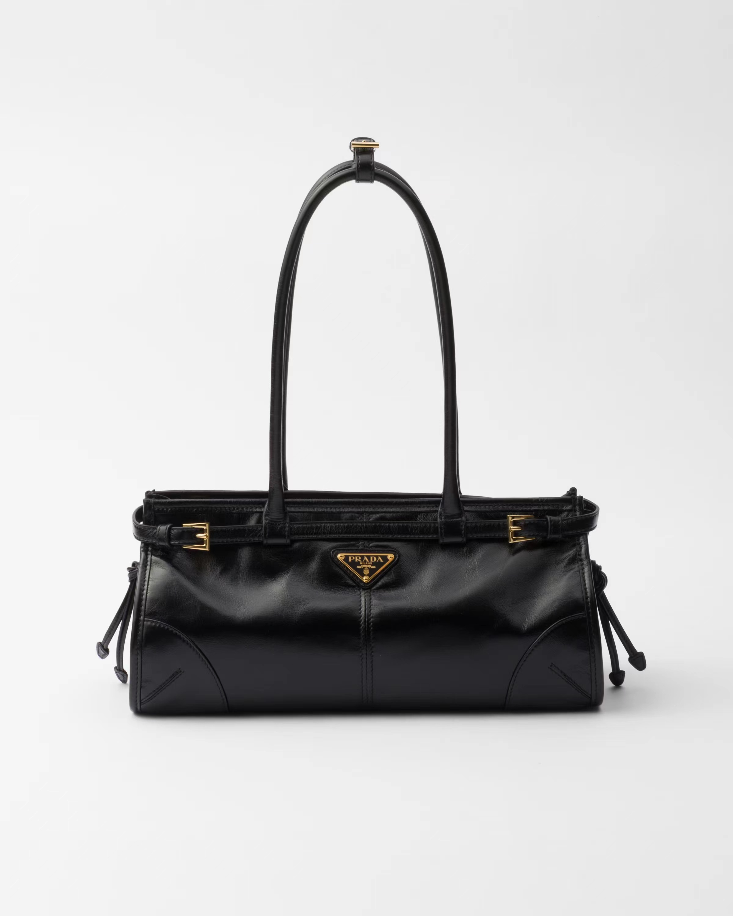 Medium leather handbag
