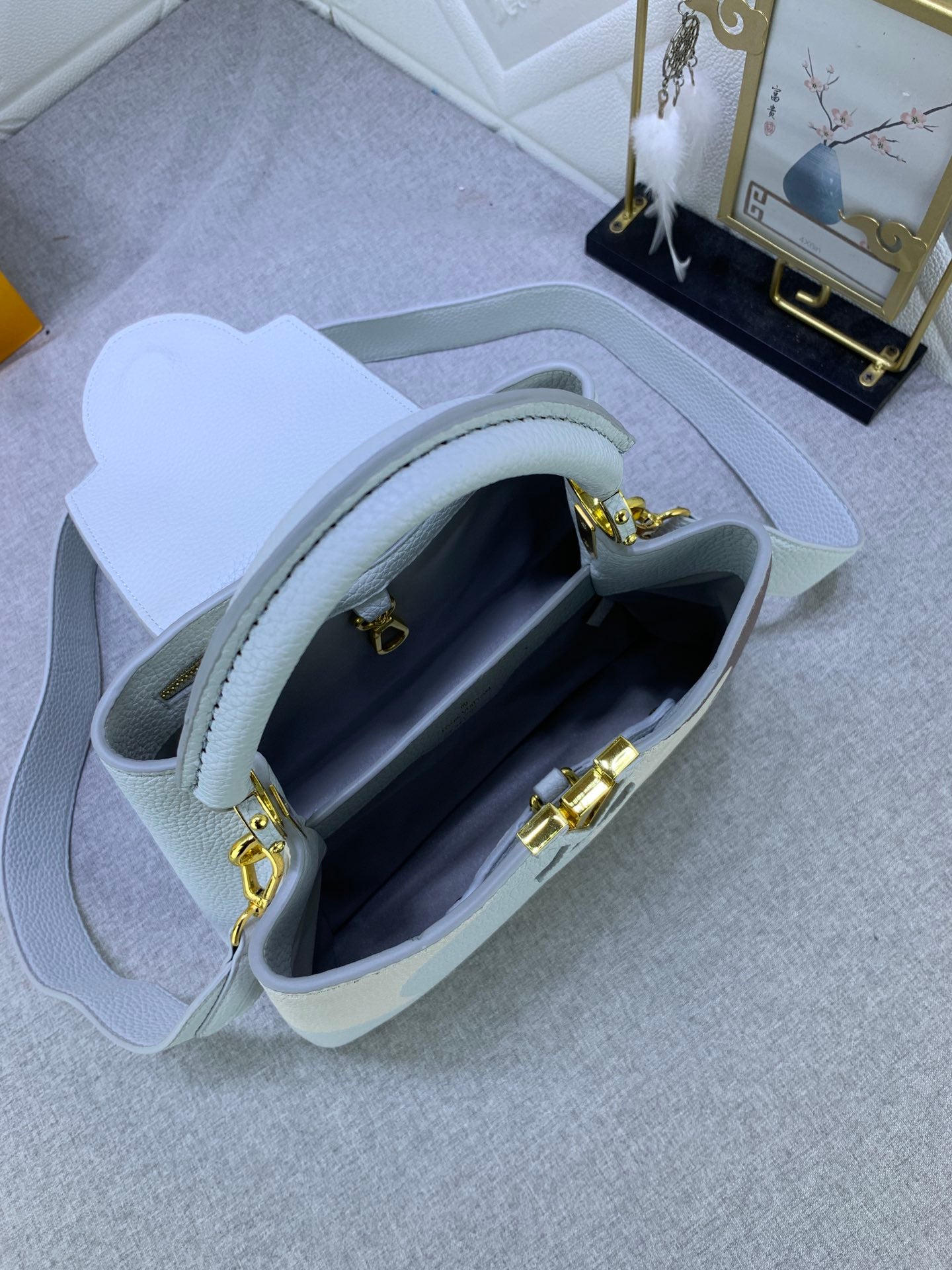 Louis Vuitton Capucines Ice Age White 27Cm