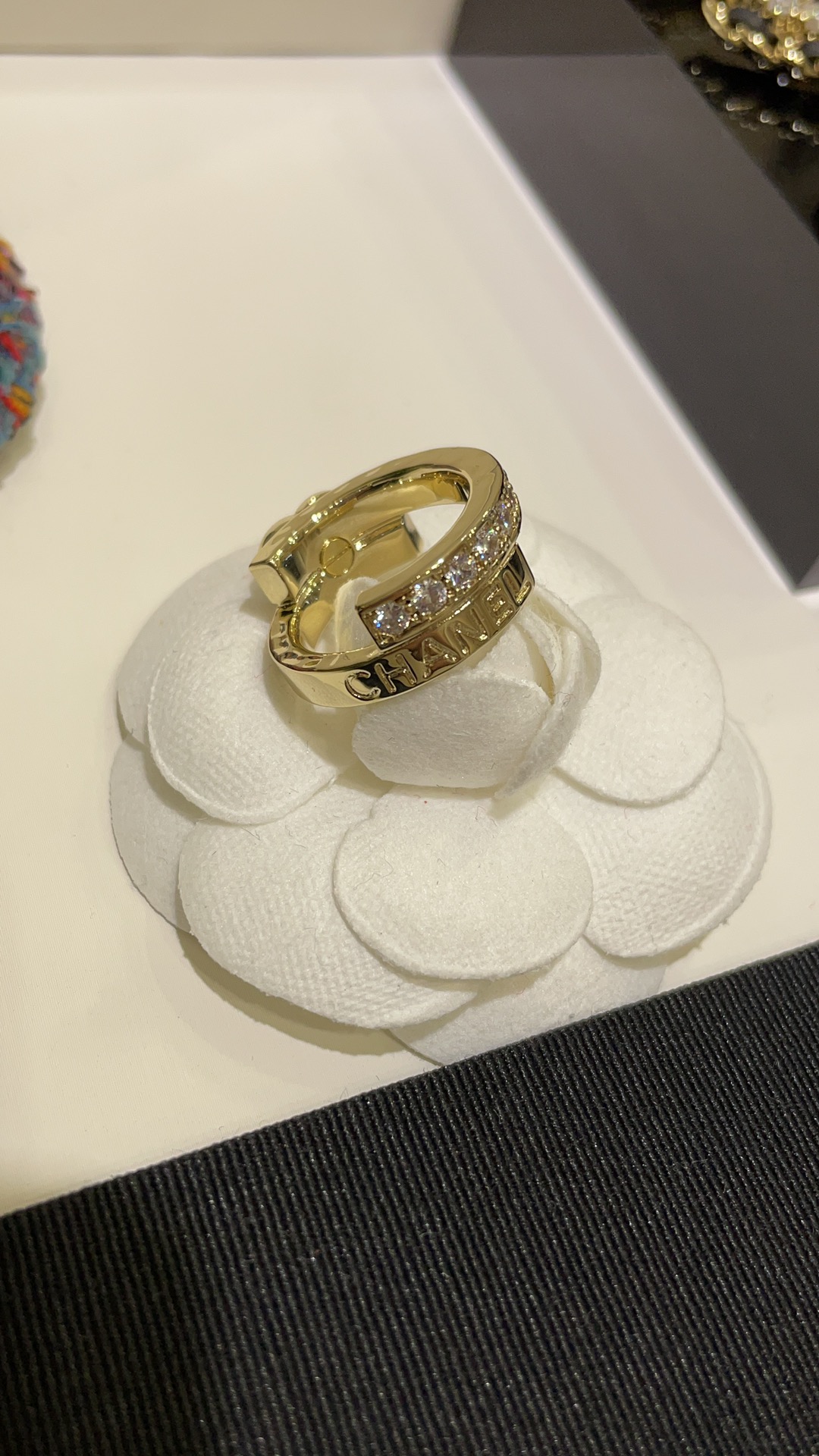 𝑪𝒉𝒂𝒏𝒆𝒍New double-stitched gold double C ring