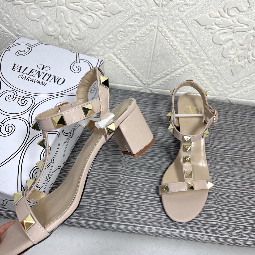 Valentino Garavani Rockstud Calfskin Leather Sandal Beige