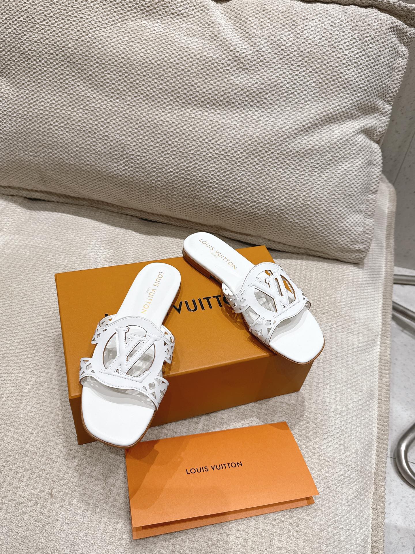 Louis Vuitton LV Isola Flat Mule White 1AGYPA
