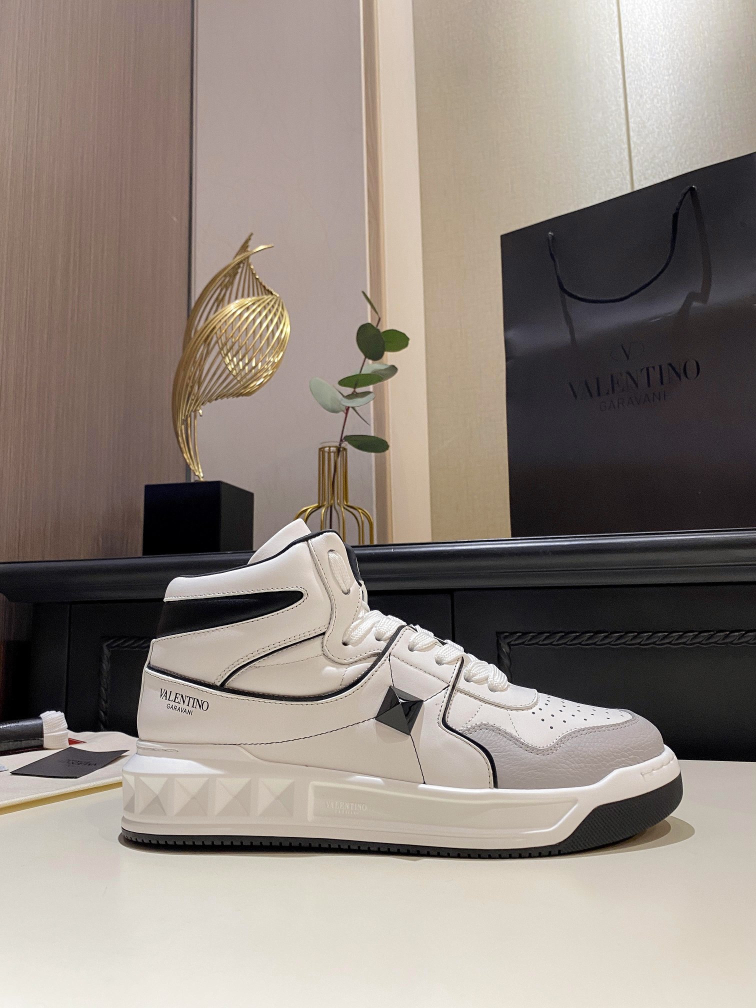 Valentino One Stud Mid-Top Calfskin Sneaker White Ys0E63Nwn 0N2