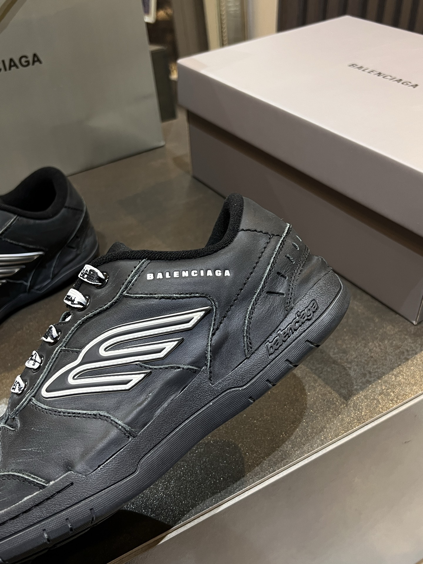 BALENCIAGA  Hamptons Worn-out Sneaker