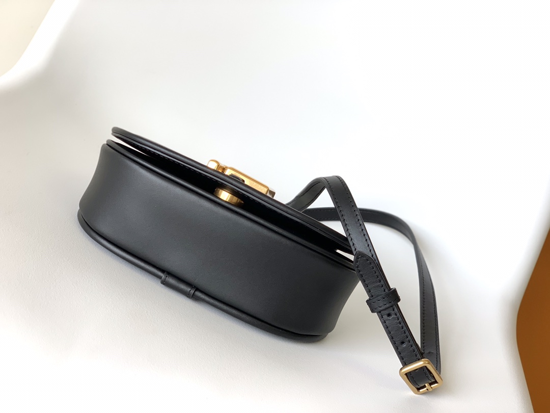 Fendi C’mon Medium Shoulder Bag Black 21cm/ 8.3in