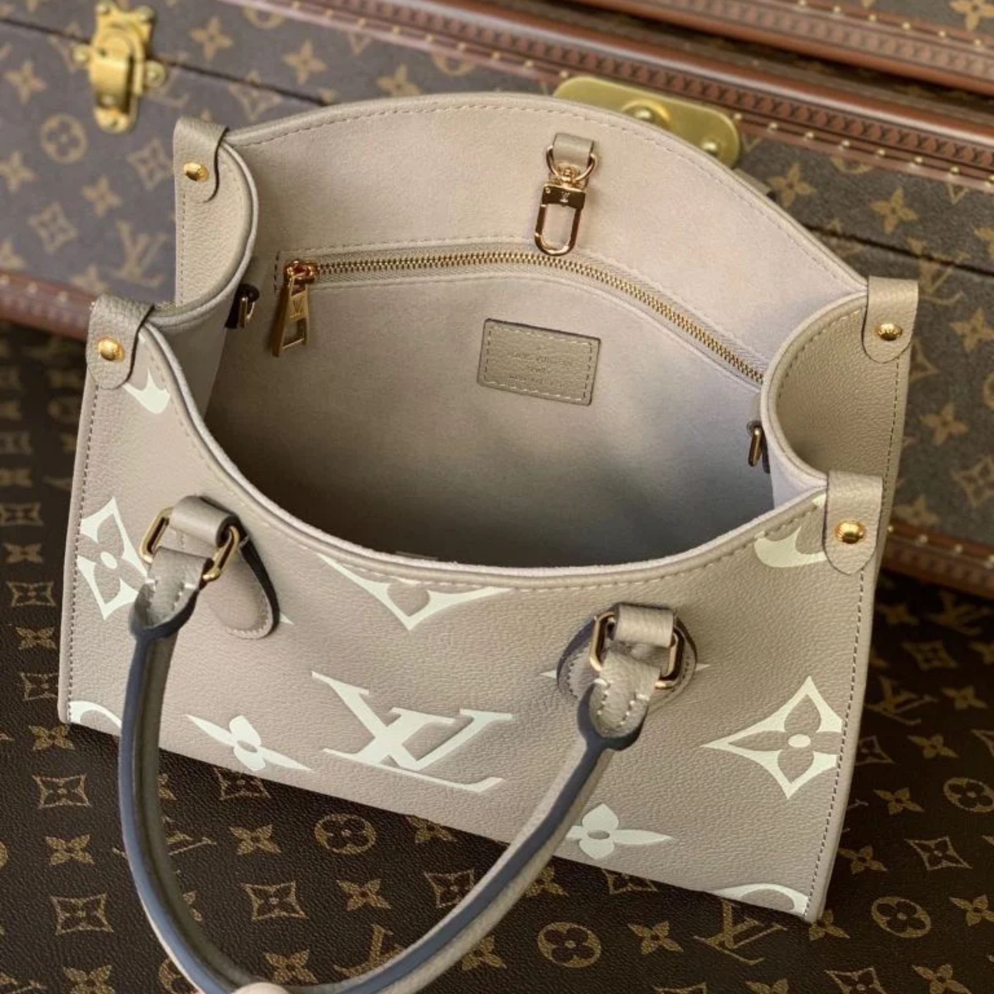 Louis Vuitton LV OnTheGo East West M46653 Beige 25cm