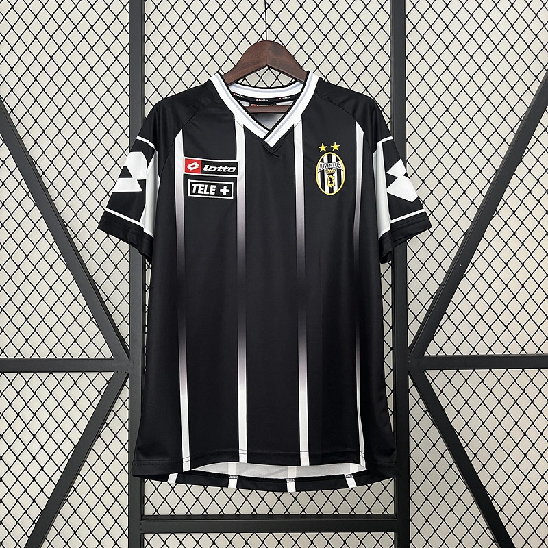 retro 2000-01 Juventus home football jersey