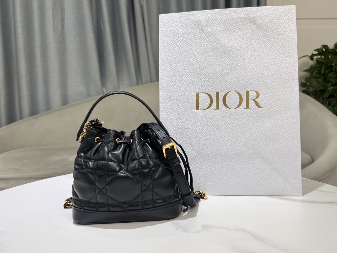 Dior-bucket bag trumpet