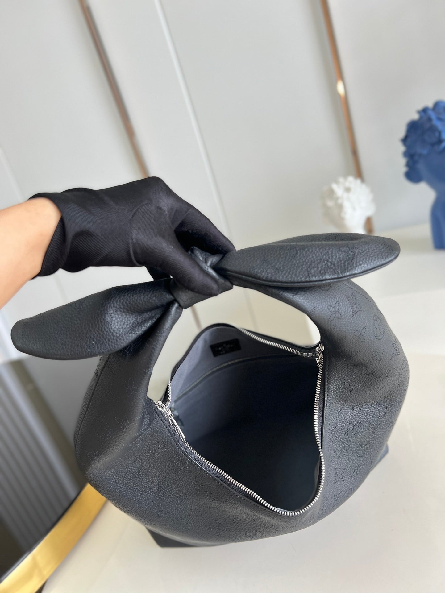 Louis Vuitton Why Knot Mm Black