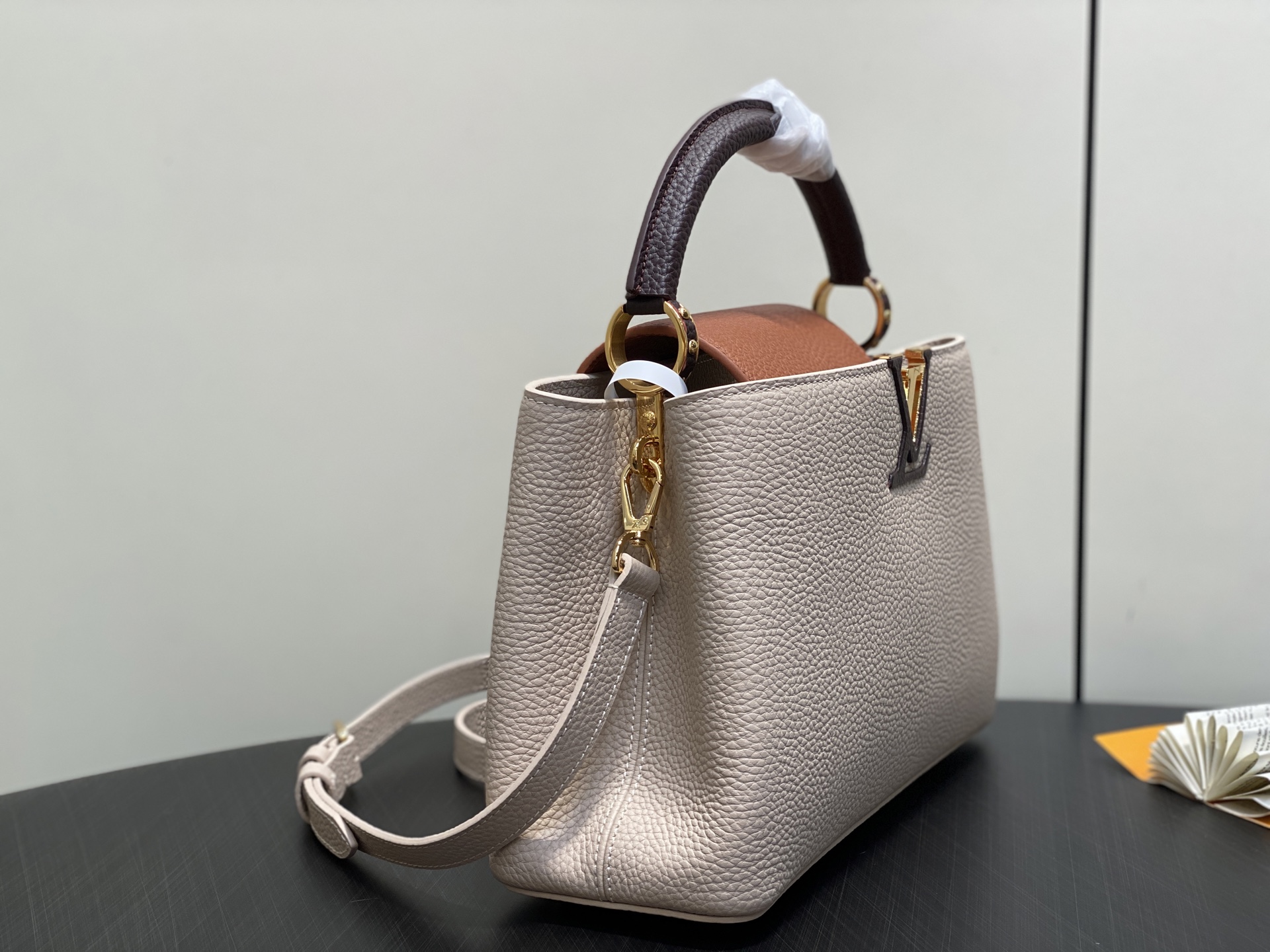 Louis Vuitton Capucines MM M12956 Gray 31.5cm/ 12.2in