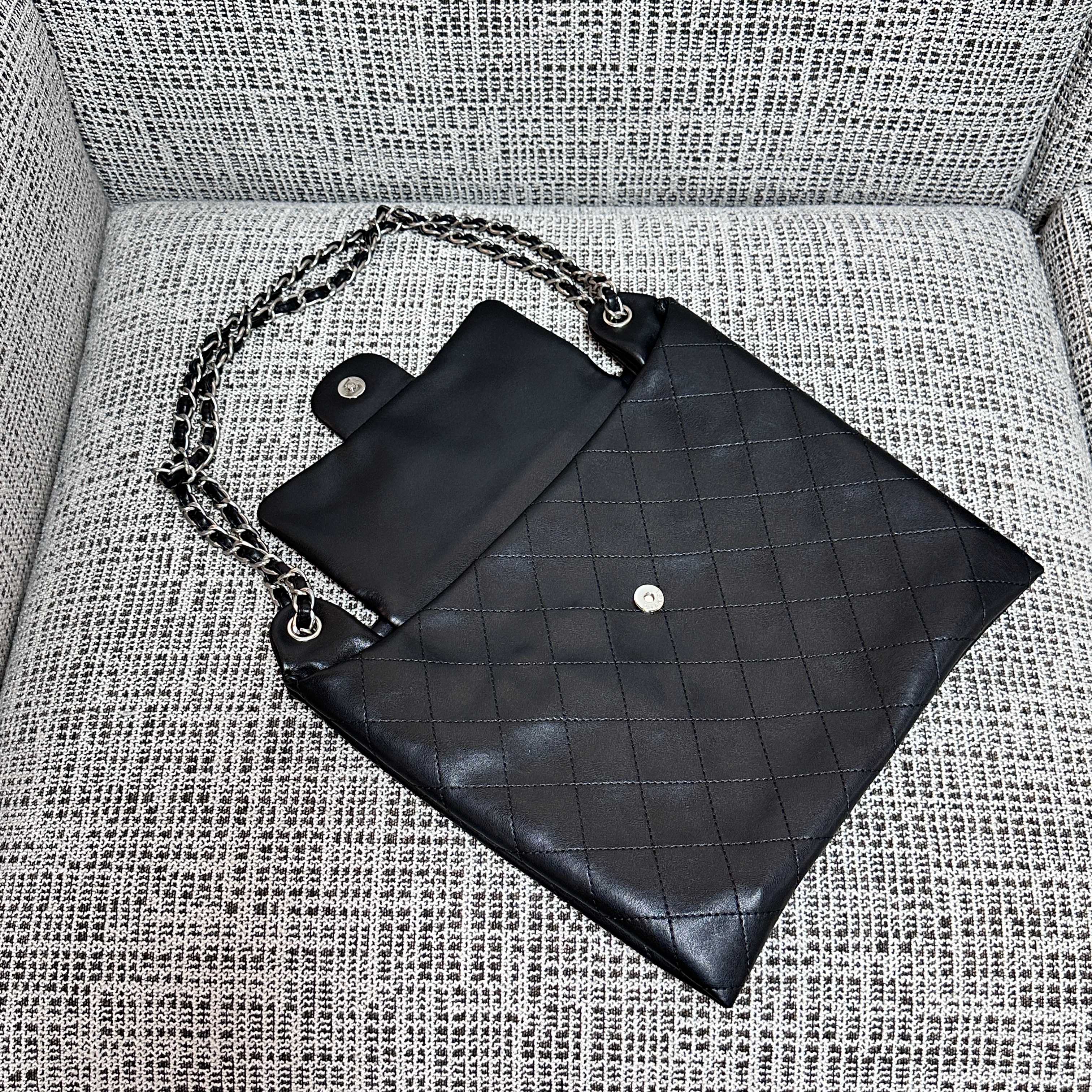 Vintage Black Quilted Lambskin Hobo Shoulder Bag with Silver-Tone CC Turn-Lock & Chain Strap