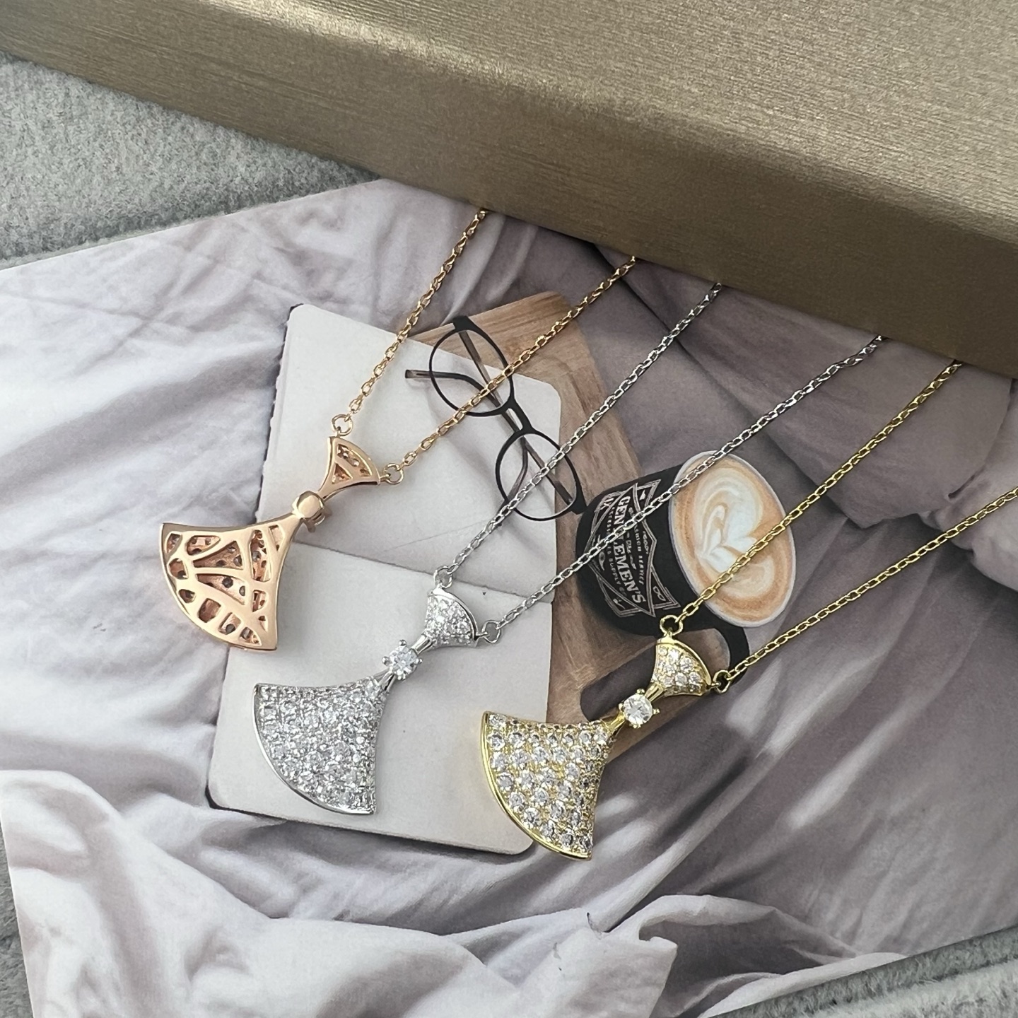 Full diamond fan-shaped skirt pendant necklace