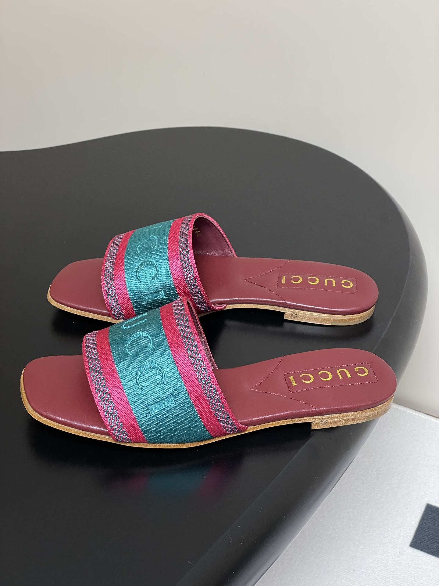 Gucci Letter Embroidered Flat Slippers