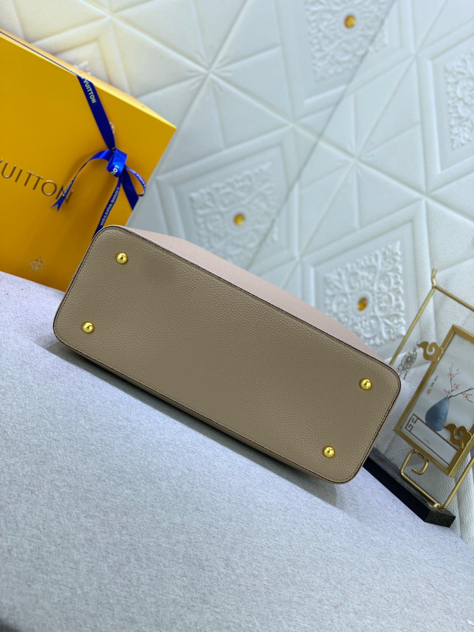 Louis Vuitton Capucines Mm Grey