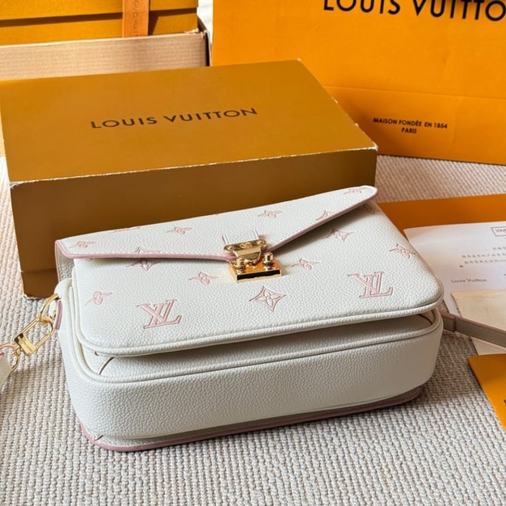 Louis Vuitton Pochette Métis Eden 25Cm M14977