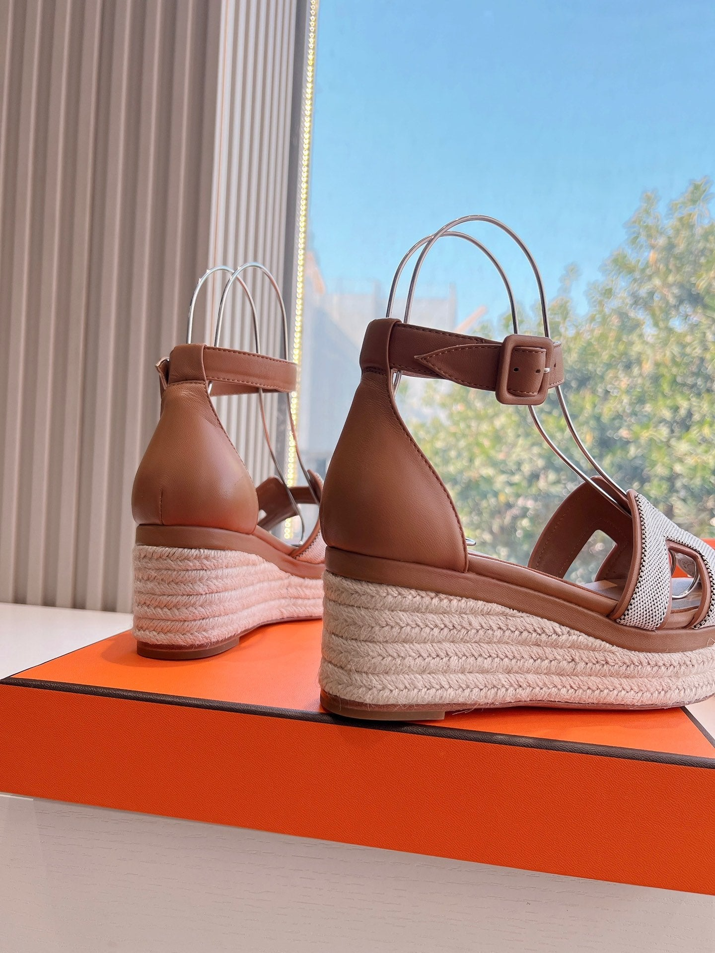 Hermès Elda Espadrille in White Fabric and Bronze Brown Calfskin