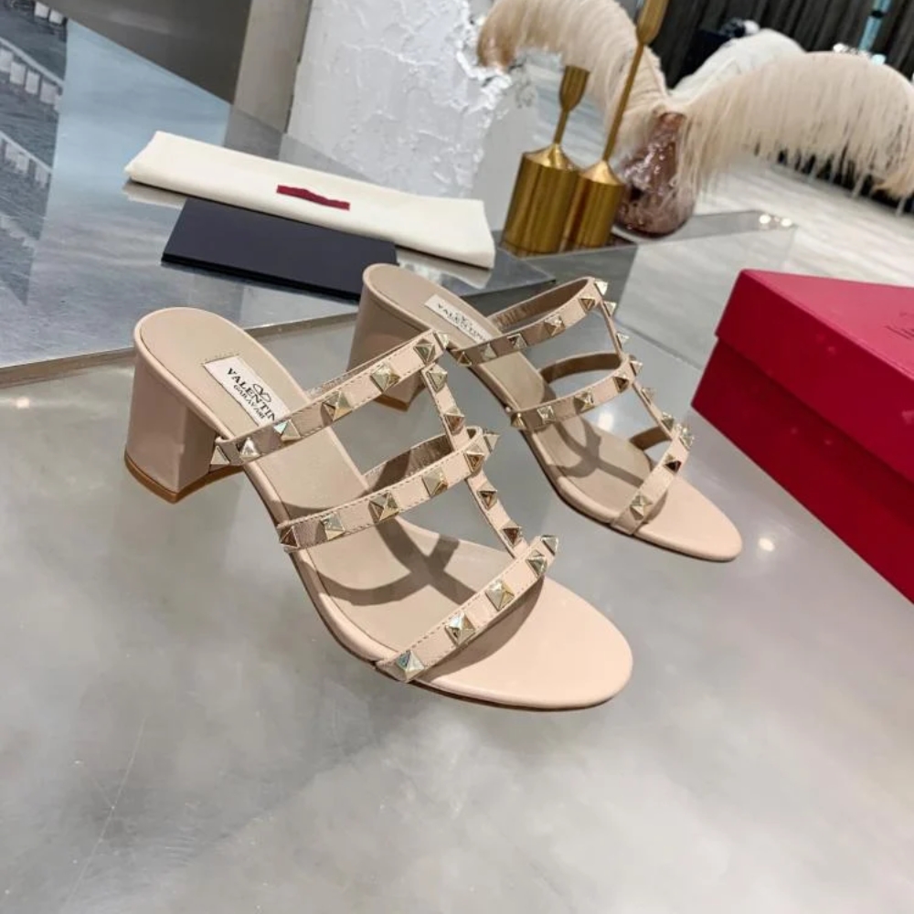 Valentino Garavani Rockstud Slide Sandal In Laminated Nappa Beige 7W2S0C47Vod P45