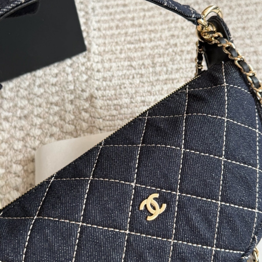 Chanel Clutch With Chain Denim And Gold Tone Metal Dark Blue 22cm AP5094 B23492 U7663