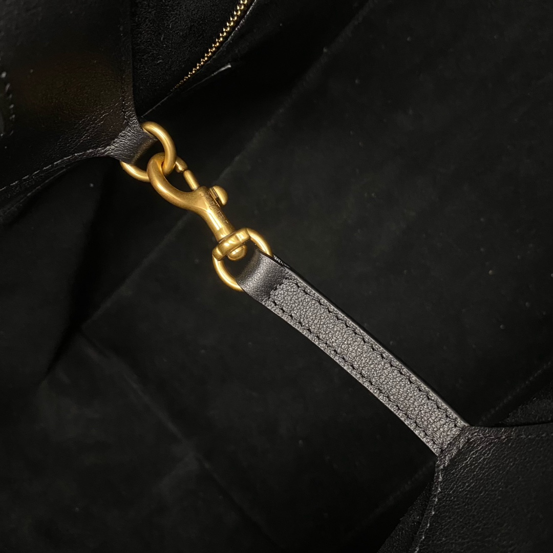 y tote in leather