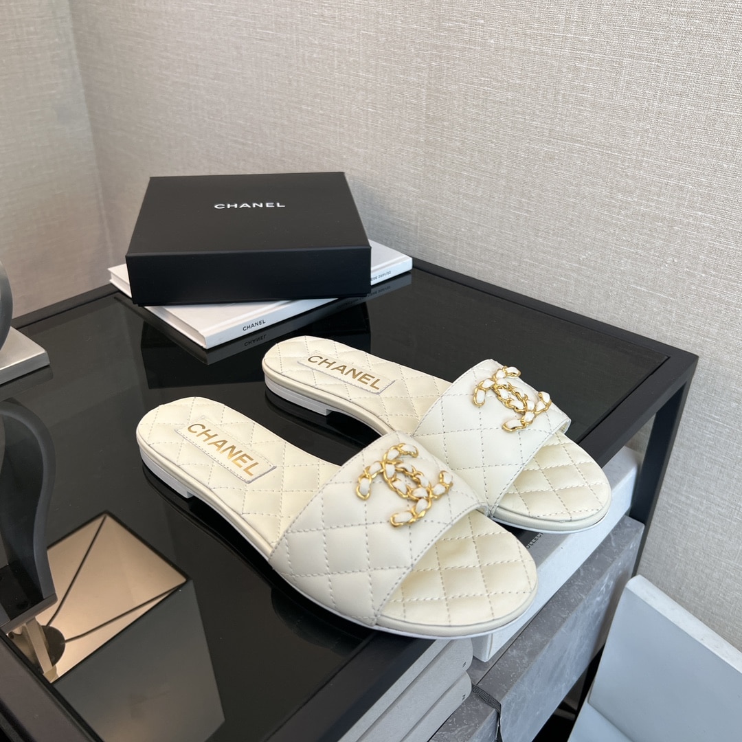 Chanel 23P Chain CC Slide Mules Quilted Leather White