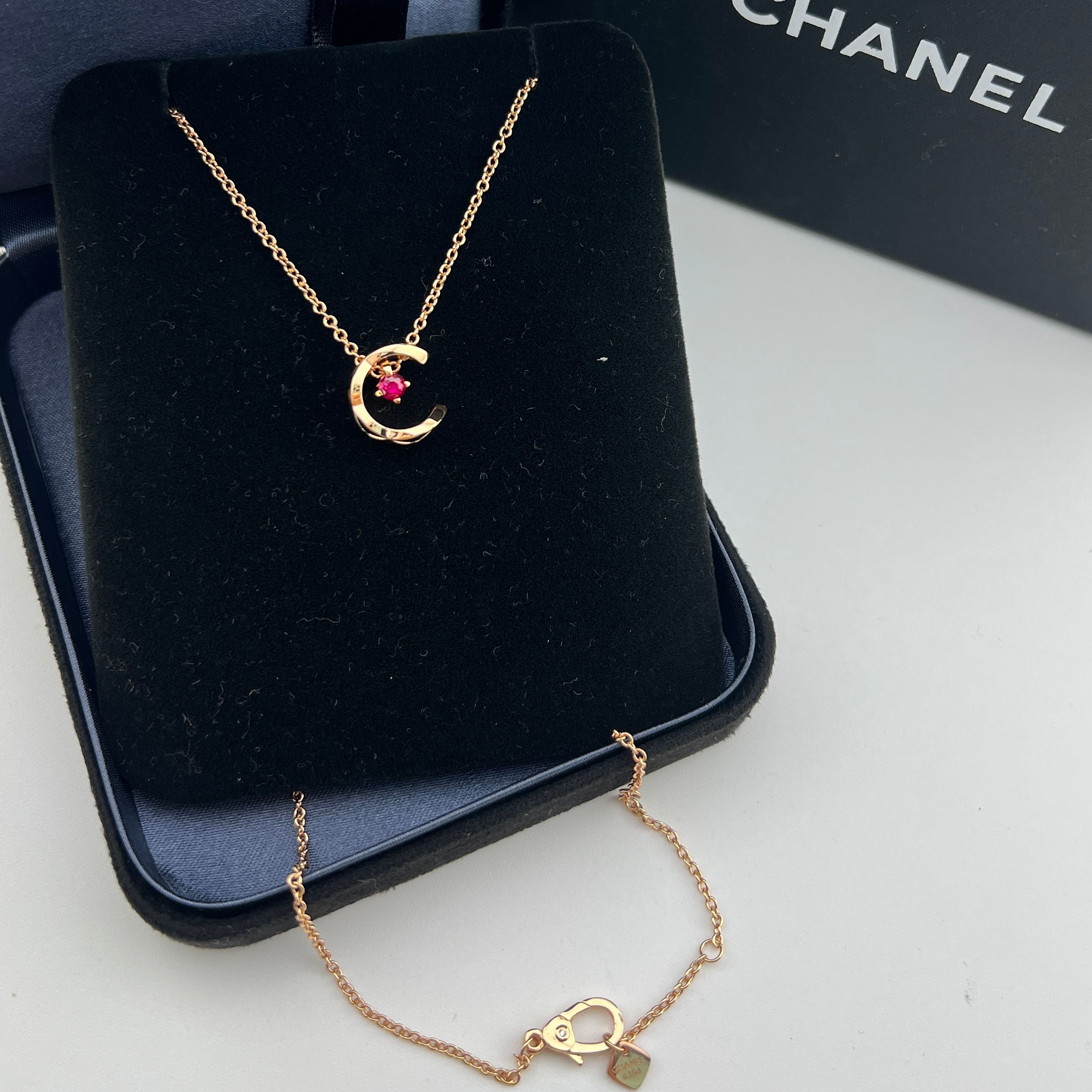 Sailor Moon diamond-patterned ruby ​​necklace