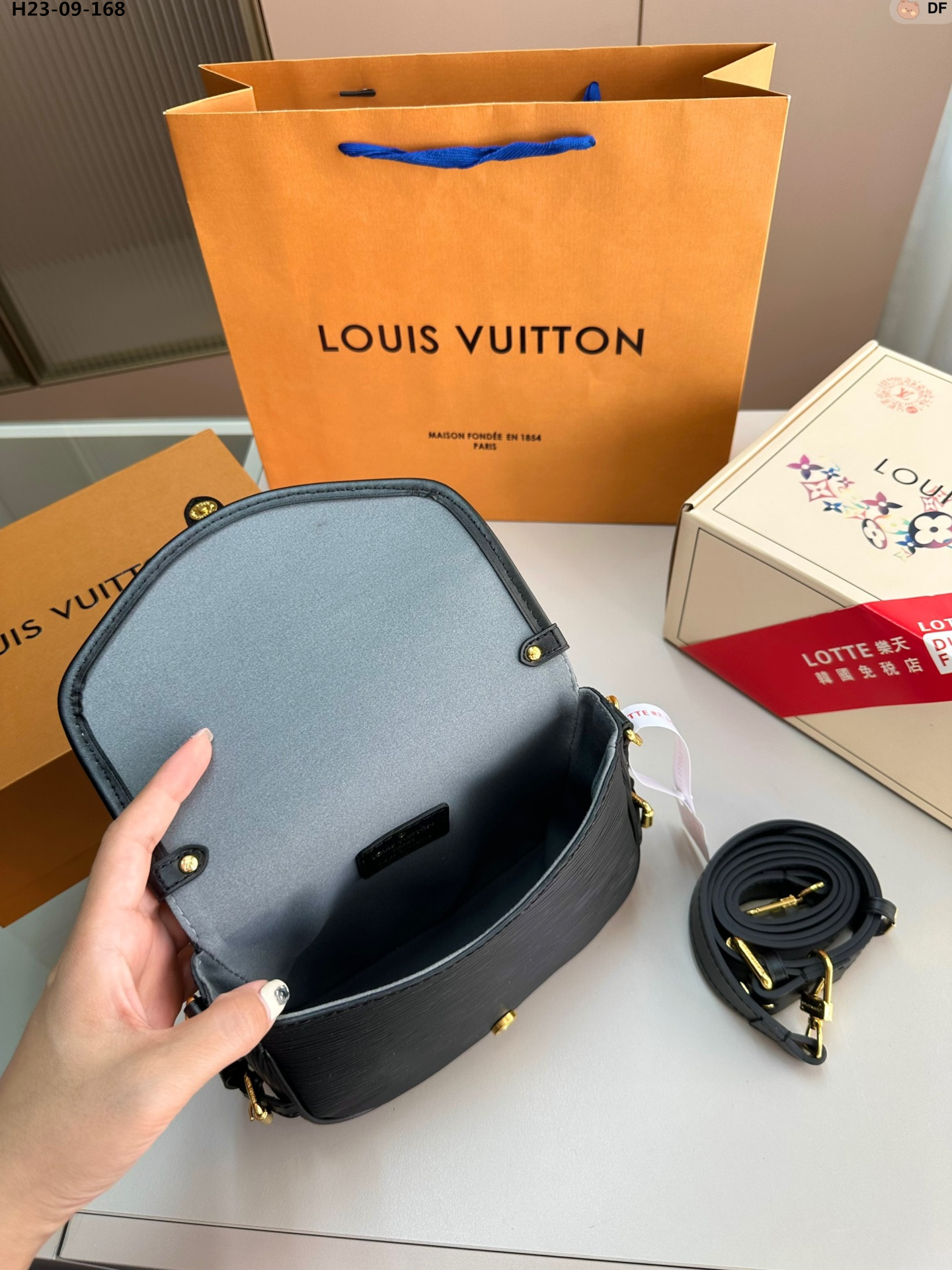 Louis Vuitton Saumur Bb Bag Black 20Cm M23469